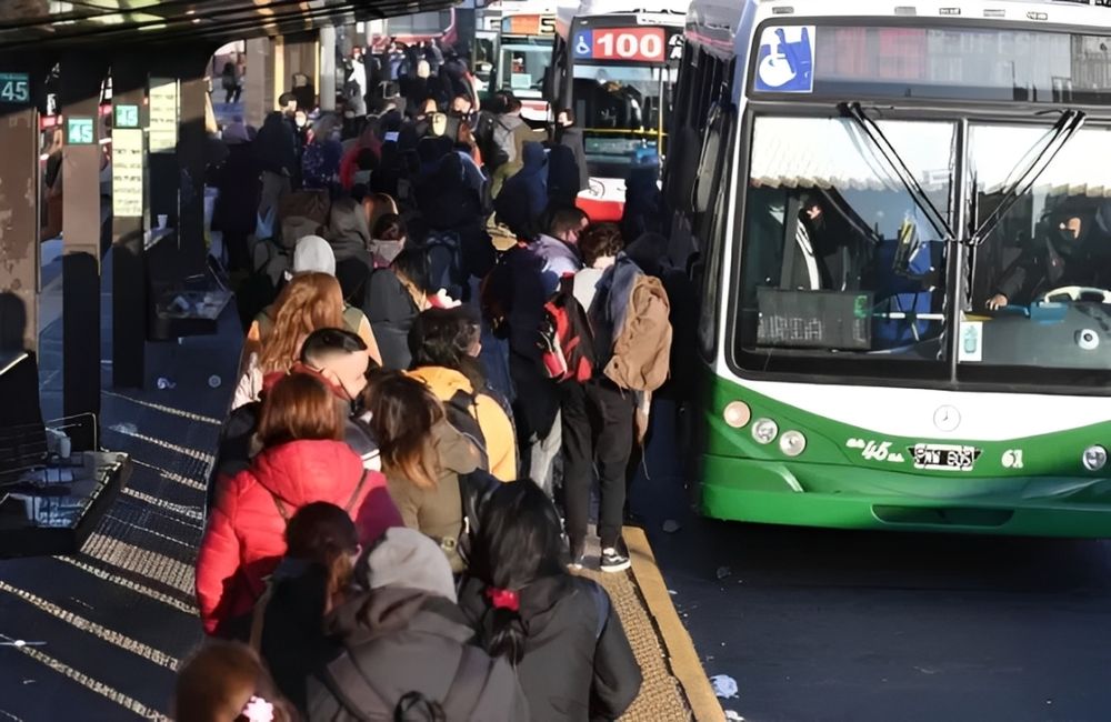Continúan las largas colas para subir a un colectivo.