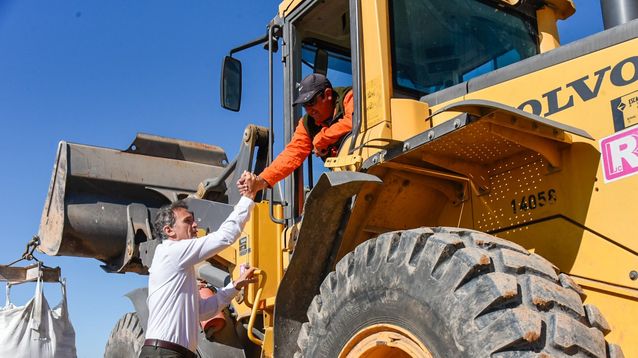 El ministro de Infraestructura, Gabriel Katopodis, saluda a un obrero.&nbsp;