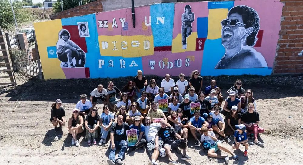 Maradona ya tiene su mural en Quequén.
