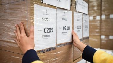 Una serie de urnas de las elecciones argentinas.