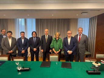 Sergio Raffaeli, protesecretario CAA (izq.); Diego Cifarelli, tesorero CAA; Lucas Magnano, vicepresidente CAA; Sergio Iraeta, Secretaría de Agricultura, Ganadería y Pesca; María Pilu Giradudo, presidente del Senasa; Gustavo Idígoras, presidente CAA, y Alfredo Paseyro, secretario CAA. Sergio Raffaeli, protesecretario CAA (izq.); Diego Cifarelli, tesorero CAA; Lucas Magnano, vicepresidente CAA; Sergio Iraeta, Secretaría de Agricultura, Ganadería y Pesca; María Pilu Giradudo, presidente del Senasa; Gustavo Idígoras, presidente CAA, y Alfredo Paseyro, secretario CAA.