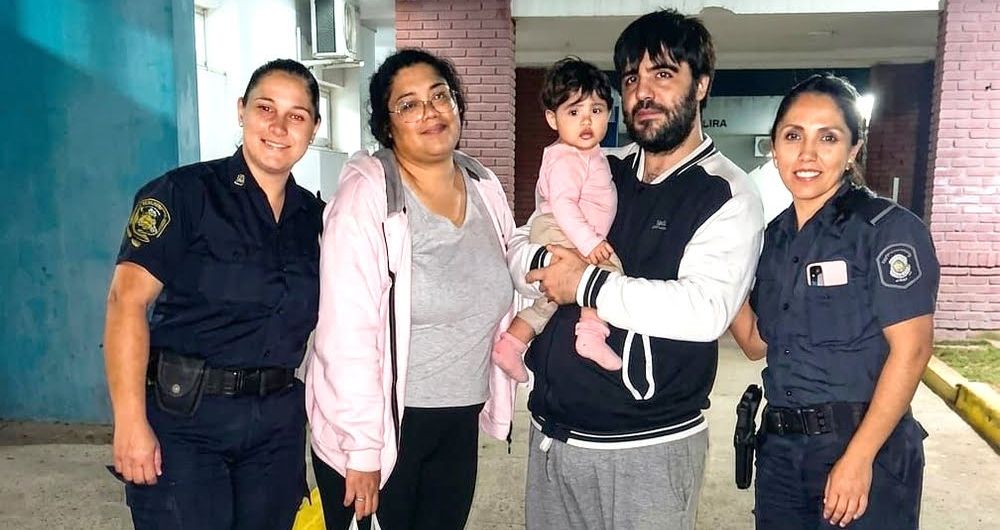 La sargento López y la subteniente Rodríguez, junto a la beba y sus padres. Una historia de amor en General Pinto.