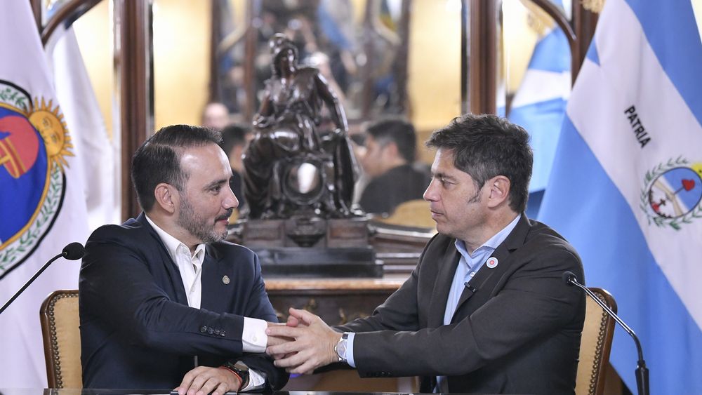 Los gobernadores Valdés y Kicilloff, en un encuentro en Corrientes.&nbsp;