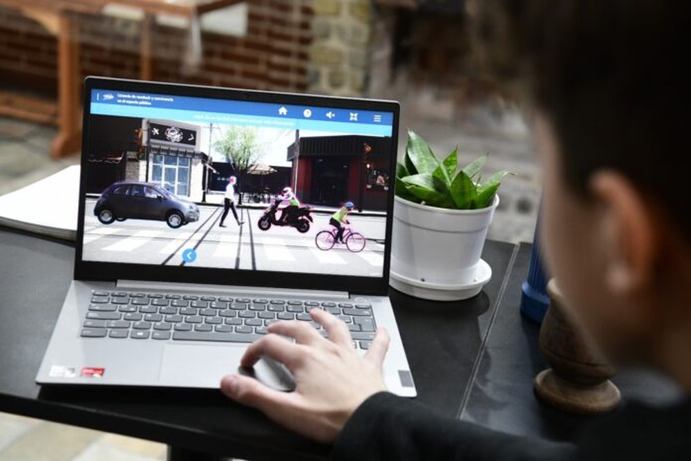 La iniciativa Licencia joven permitirá que estudiantes de quinto y sexto año puedan rendir el examen teórico para sacar el registro de conducir.