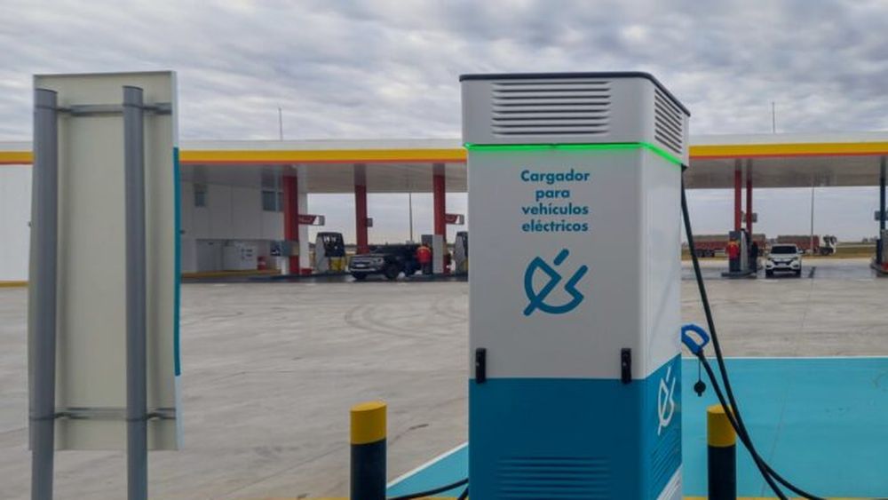 Un cargador para vehículos eléctricos en una estación de servicio en la Autovía 9. (DIB)