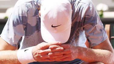 Jannik Sinner extenuado por el calor en Roland Garros.&nbsp;
