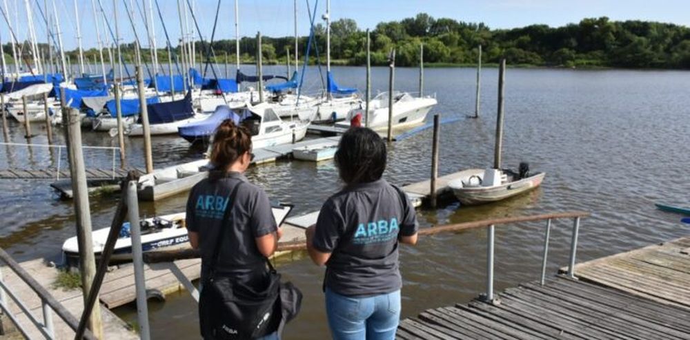 El organismo recaudador retuvo dos yates en el club Regatas de Ensenada (Foto ARBA)
