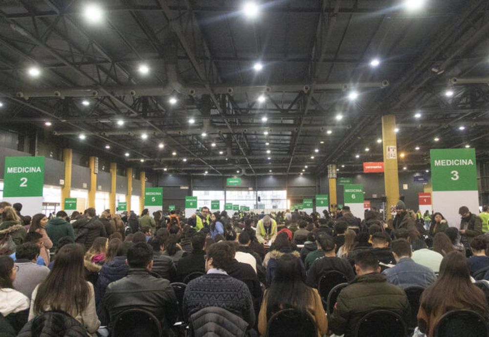 Profesionales realizando el examen médico.