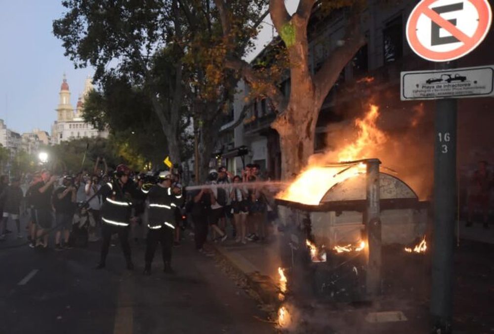 Los destrozos en las calles de la Ciudad de Buenos Aires. (X @JorgeMacri)