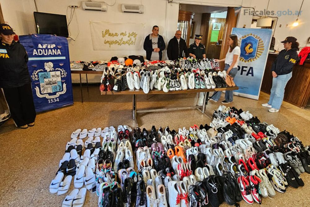 Zapatillas y ropa de abrigo fueron donados a instituciones de Mar del Plata. - Fiscales -