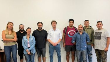 El intendente Maximiliano Wesner junto a los extrabajadores de Soluparking. - Olavarría -