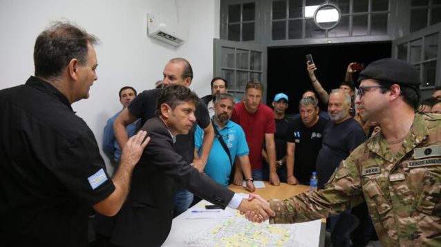 El gobernador Axel Kicillof llegó a Bahía Blanca y se reunió de inmediato con el intendente, Federico Susbielles, el ministro de Seguridad, Javier Alonso, y los agentes que llevan adelante en operativo en la zona.  (Gobernación)