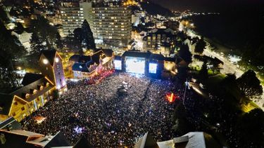 El Centro Cívico de Bariloche colmado, en el cierre de la Fiesta de la Nieve 2025.