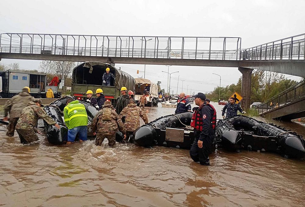 Personal militar asistiendo en unas inundaciones.&nbsp;