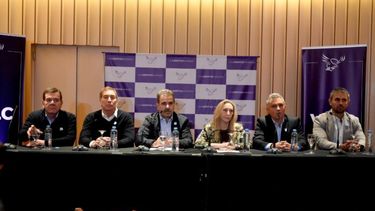 Montenegro, Santilli, Ritondo, Karina Milei, Pareja y Martín Menem, en la conferencia de prensa de hoy. (Foto LLA)