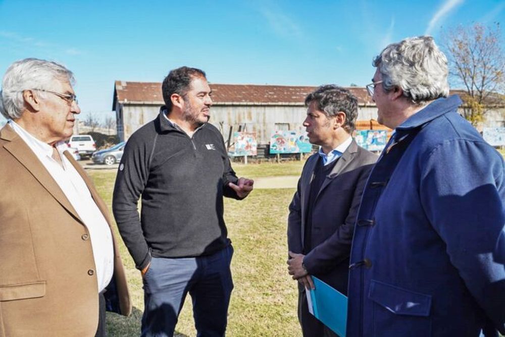 El gobernador Axel Kicillof en la Nueva Sede para la Patrulla Rural en la localidad de General Villegas, junto al ministro de Desarrollo Agrario, Javier Rodríguez, y Walter Miranda, director de la Estación Experimental INTA Villegas.  (Gobernación)