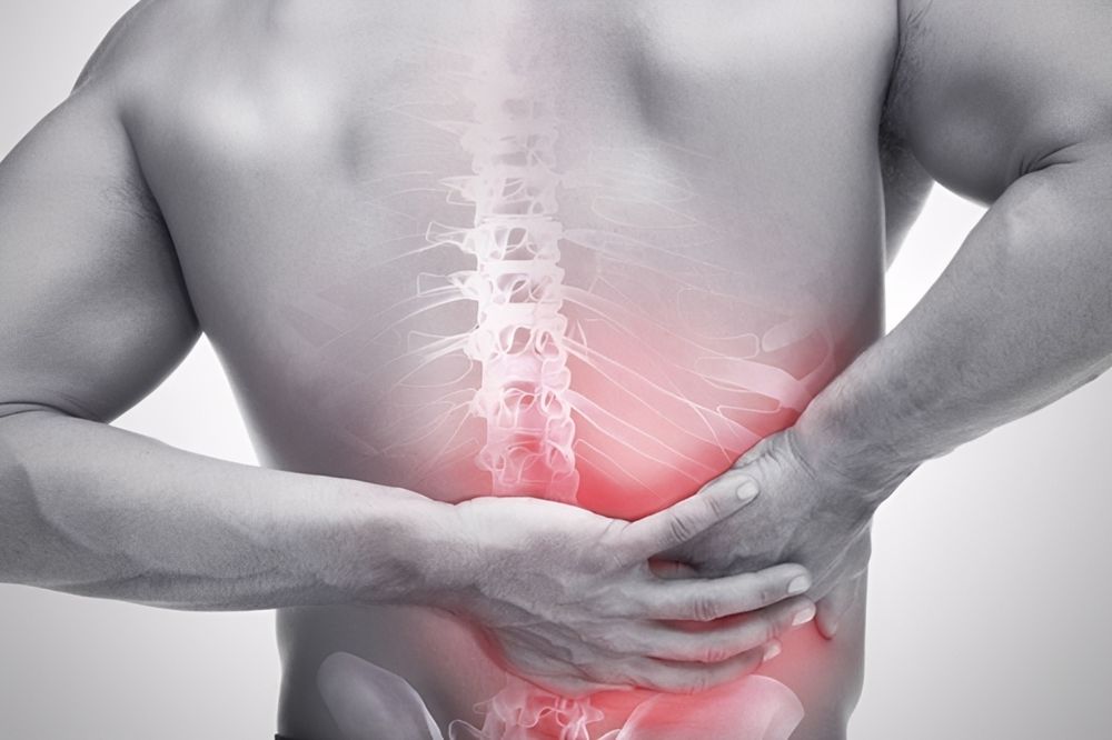 El dolor óseo persistente, sobre todo en la espalda, es un probable signo del mieloma múltiple.