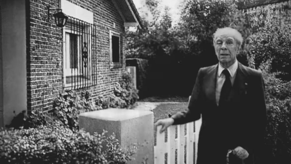 Borges, a fines de los años 70, en una de sus frecuentes visitas a Adrogué.