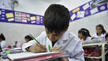 Un alumno haciendo un examen.
