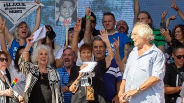 Estela de Carlotto, Taty Almeida y Adolfo Pérez Esquivel, junto a integrantes de la agrupación HIJOS y militantes de Derechos Humanos, en el palco del acto en Plaza de Mayo por el Día de la Memoria.