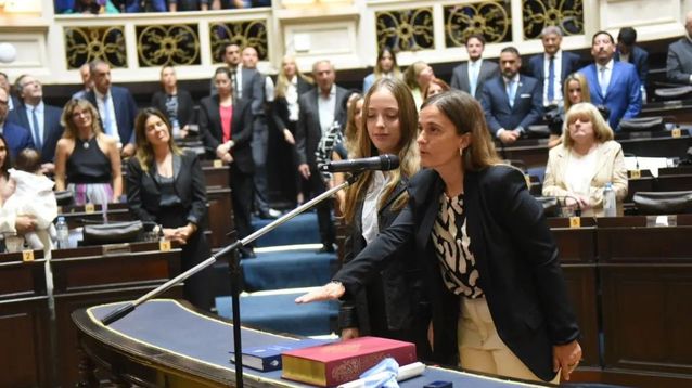 La senadora Landívar, al&nbsp; jurar su banca.&nbsp;