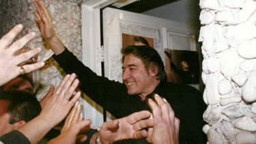 Sandro en su casona de Banfield, junto a sus fanáticas, Las Nenas, el 19 de agosto de 2003.