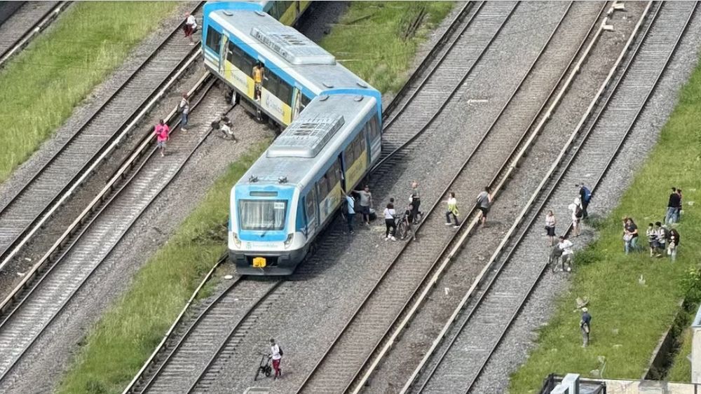 Una formación del tren Sarmiento descarriló a pocos metros de la estación Liniers y dejó un saldo de al menos 20 heridos.