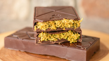 El chocolate Dubái respeta la fórmula a base de cacao y tiene un relleno de crema de pistacho e hilos de masa kadaifi, que le aportan una textura crujiente única.