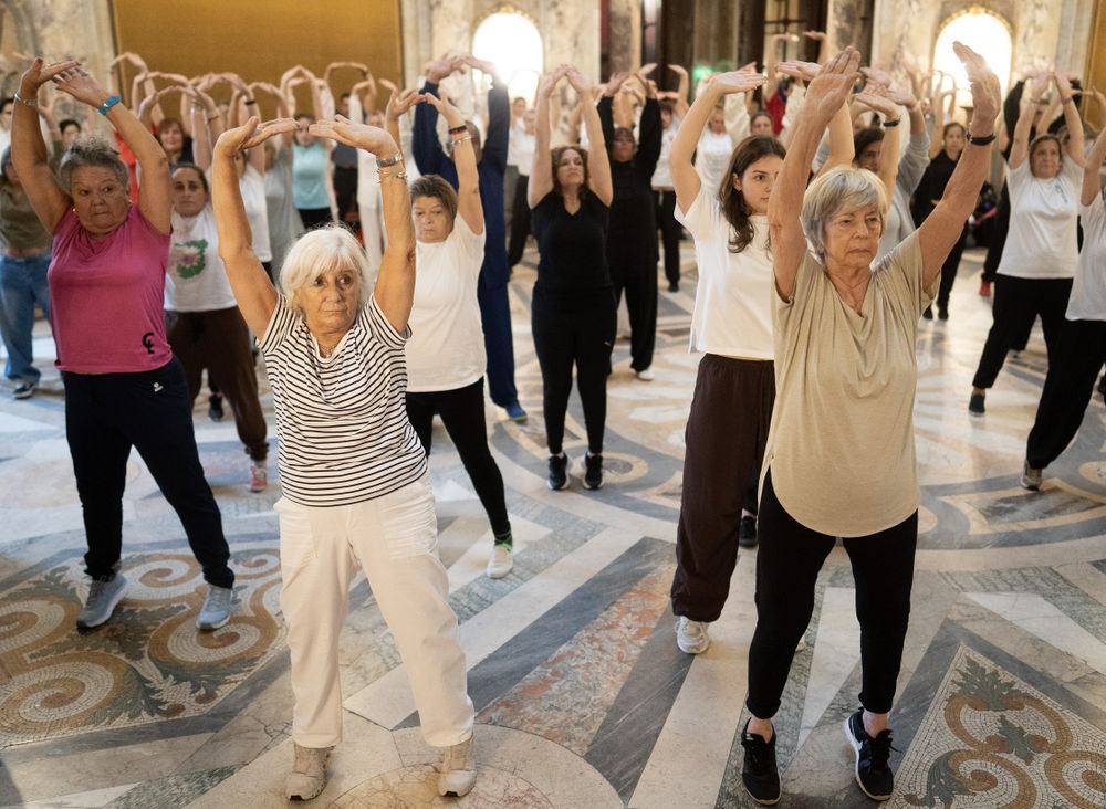 Un grupo de adultos mayores haciendo ejercicio. (Agencia Xinhua)