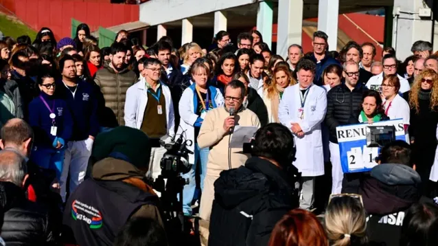 El Dr. Zubizarreta habla durante la protesta en el Garrahan. (DIB)