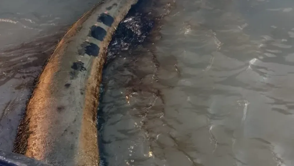 Dos derrames en pocos días en Bahía Blanca. - La Nueva -