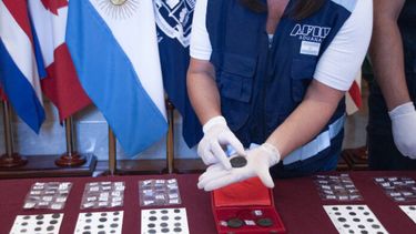 La devolución de las 451 piezas numismáticas se llevó a cabo en la Embajada de Italia. - AFIP -