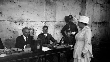Julieta Lanteri visita mesas de votación en Capital Federal durante las elecciones de 1911. (Archivo General de la Nación)