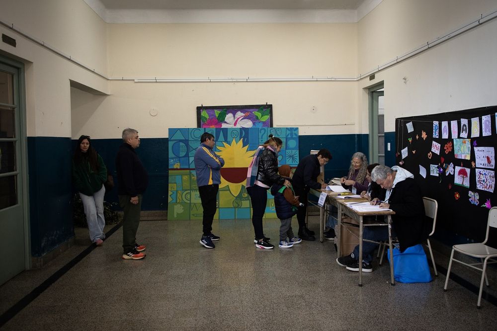 Una fila en una escuela para las elecciones provinciales. (Xinhua)