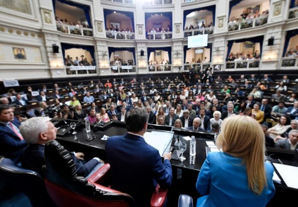 La presencia de sindicalistas en un palco de la Legislatura como Hugo y Pablo Moyano, y Roberto Baradel, centro de las críticas de la oposición. (Gobernación)