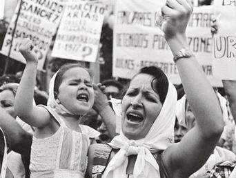 Lestido, Adriana. Marcha por la vida. 1982/ copia 2010. Fotografía en blanco y negro. 27 x 34 cm. (Donación 2010/ Comisión por la Memoria) Lestido, Adriana. Marcha por la vida. 1982/ copia 2010. Fotografía en blanco y negro. 27 x 34 cm. (Donación 2010/ Comisión por la Memoria)