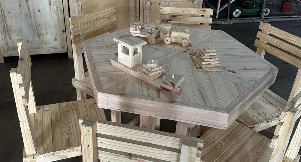 Muebles y juguetes didácticos de madera hechos en el penal de Campana.