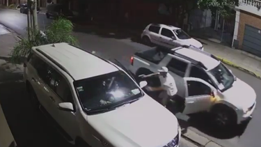 El momento en el que baja el ladrón y le apunta al hombre de 78 años. (Imagen de Video)