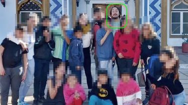 El imputado Gustavo Docters Fontana, acusado por presunto abuso sexual, junto a un grupo de chicos en una salida recreativa.&nbsp;