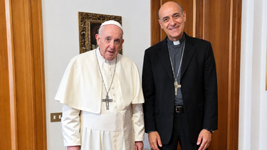 El papa Francisco junto al cardenal Víctor Manuel Fernández.&nbsp;