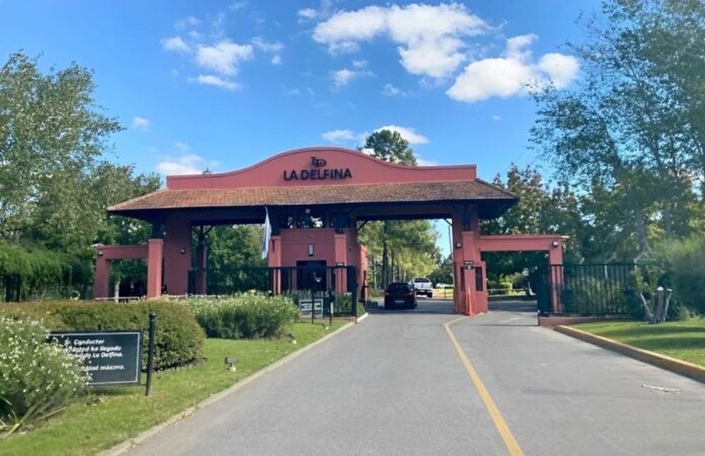 La entrada del country La Delfina, en Pilar.