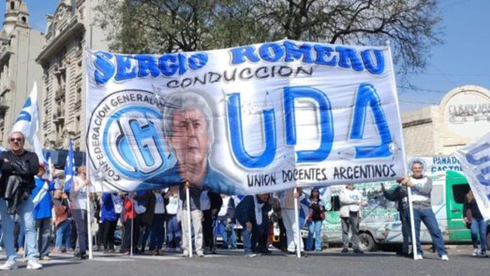 Docentes de UDA realizan una protesta.
