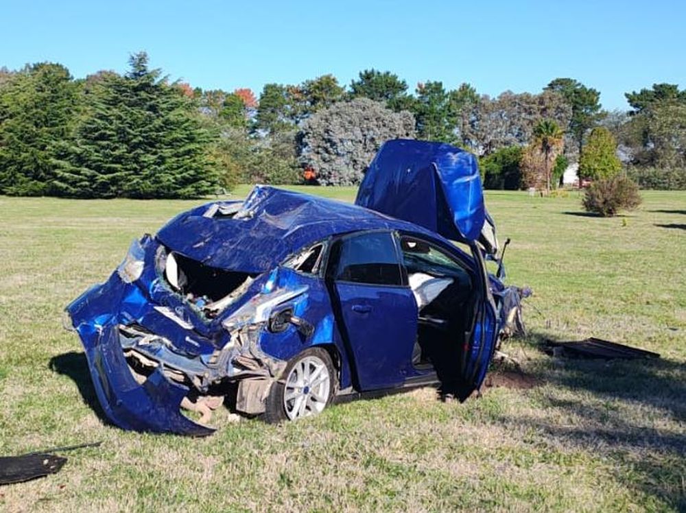 El Ford Focus terminó destrozado en el interior del predio del&nbsp;Cementerio Privado Parque de la Sierra.