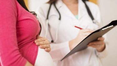 El ministerio de Salud bonaerense recomienda que las personas gestantes se realicen al menos ocho controles prenatales.