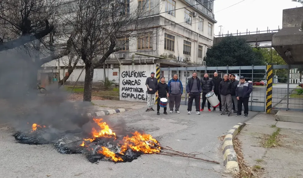 La protesta de los trabajadores despedidos en la puerta de Fisipa.