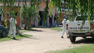 La policía trabajando en la casa donde fue hallada la víctima. (Foto El Faronoticias)