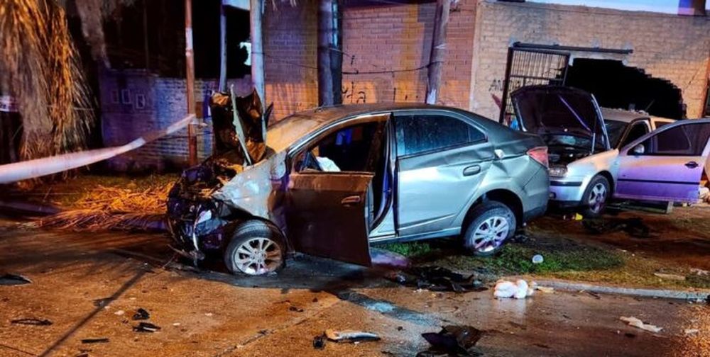 Los autos involucrados en el choque mortal quedaron destrozados. (Policía bonaerense)
