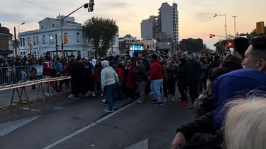 El momento en que parte del público salta las vallas y toma partes del sándwich antes de que la organización las repartiera.