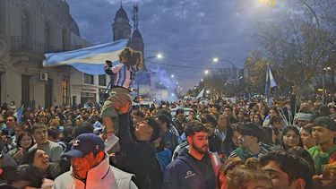 Las calles de Azul copadas por familias celebrando el triunfo albiceleste ante Inglaterra.&nbsp;