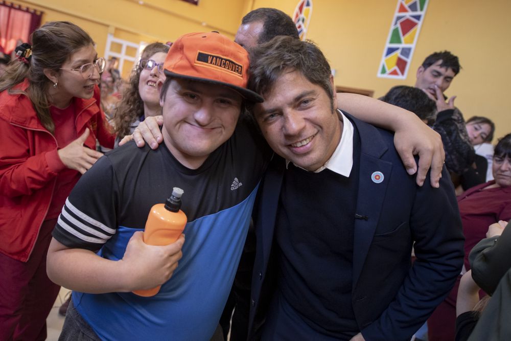 El gobernador Axel Kicillof en su visita a Benito Juárez.&nbsp;